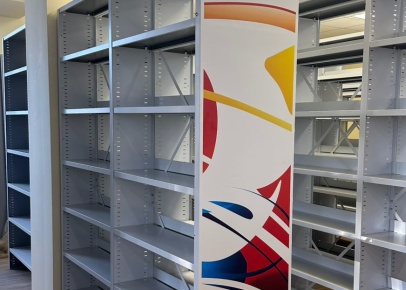 Стеллажи для библиотеки с цветовой печатью на лицевых панелях