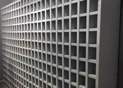 Металлический стеллаж с ячейками для инструментов