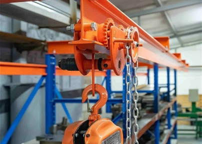 Стеллаж с выкатными платформам со встроенной передвижной талью