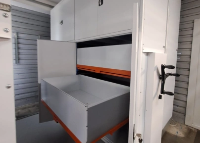 Стеллаж с дверями и выдвижными ящиками