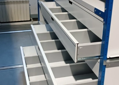 Стеллажи среднегрузовые передвижные с выдвижными ящиками