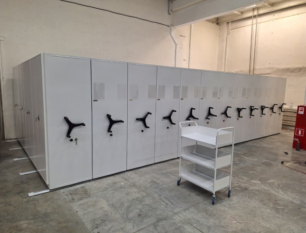 Архивные мобильные стеллажи с дверями