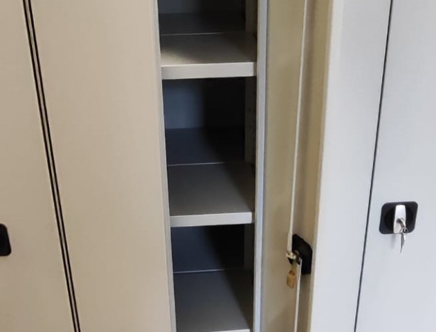 стеллажи с дверями и ячейками