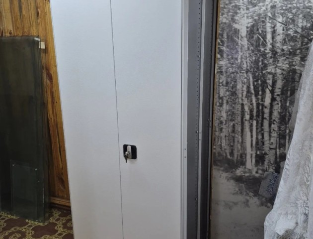 шкаф для музея с замком