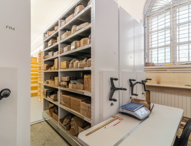 Стеллажи для фондов ценных природных минералов