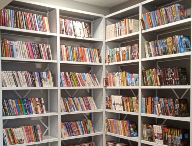 Стационарный стеллаж в библиотеке